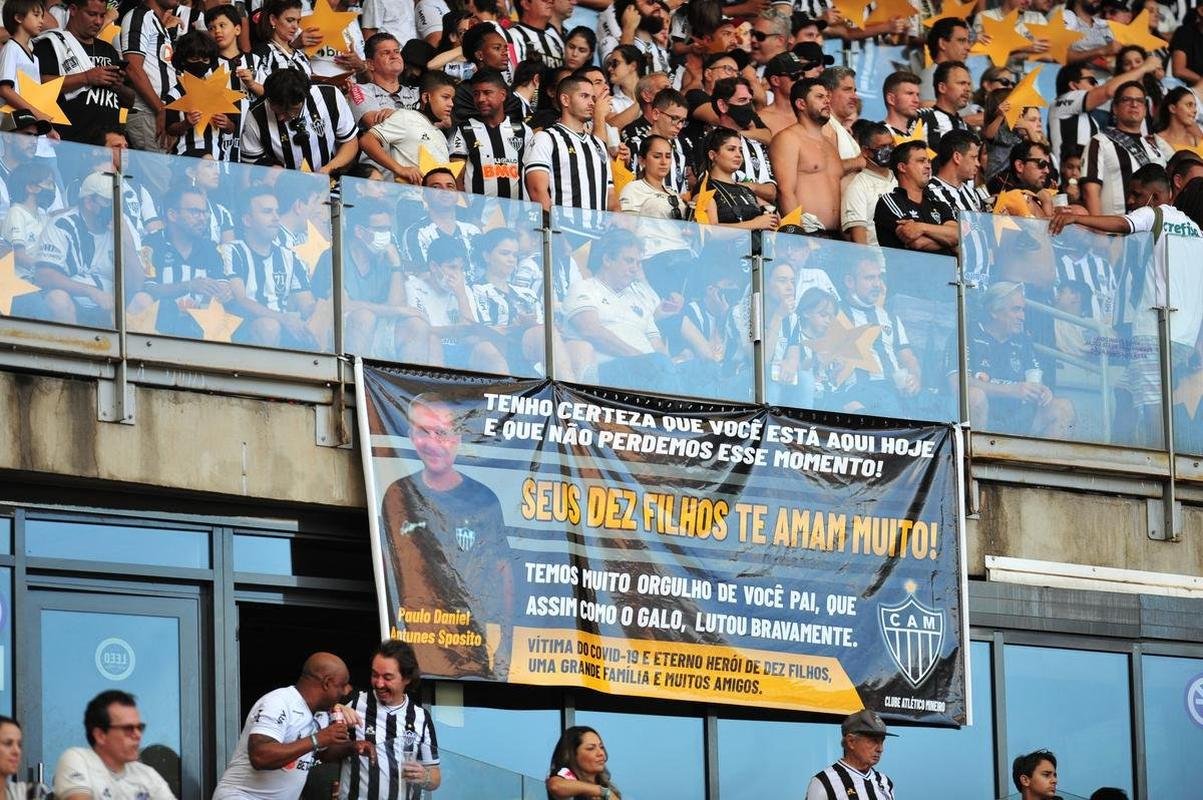 Atleticanos homenageiam no Mineiro familiares que no puderam ver o clube ser bicampeo brasileiro