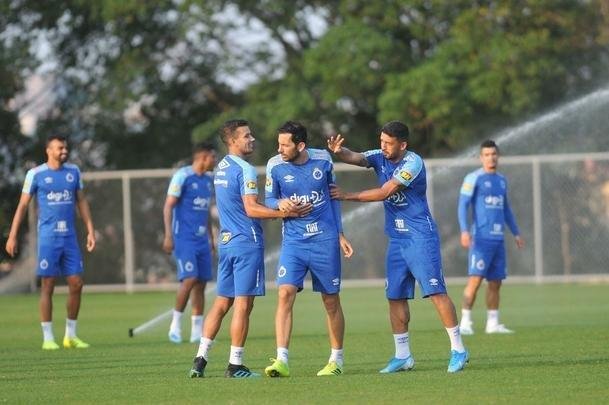 Fotos do primeiro treino de Abel Braga na Toca da Raposa II. Tcnico foi apresentado pelo Cruzeiro neste sbado e dirigir a equipe na segunda, s 20h, diante do Gois, no Serra Dourada, pela 22 rodada do Campeonato Brasileiro