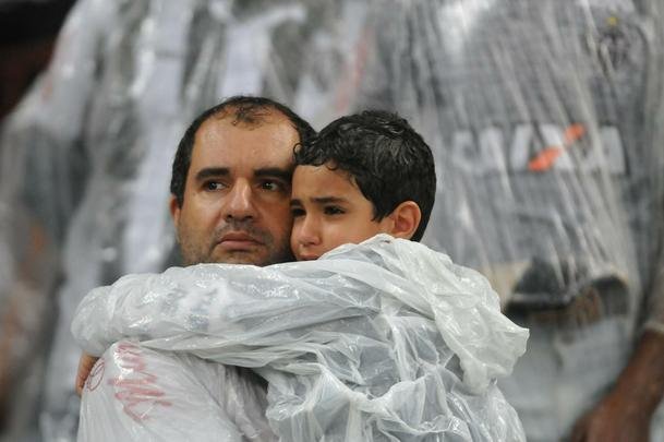 Fotos de tristeza e decepo dos torcedores atleticanos com a eliminao da Copa Sul-Americana para o Coln, no Mineiro. Galo perdeu nos pnaltis por 4 a 3