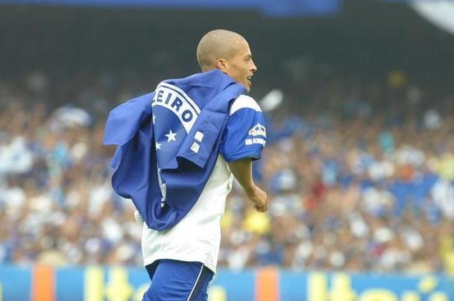 Alex comemorou com uma bandeira do clube s costas