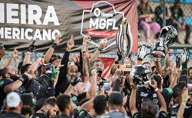 Atltico faz a festa com a taa da Minas Gerais Football League aps atropelo sobre o Cruzeiro