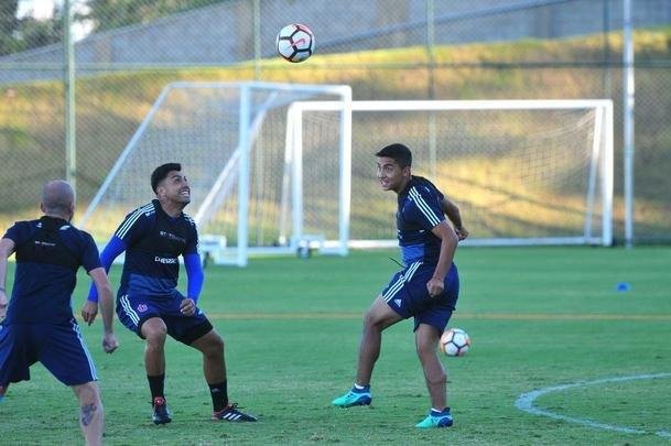 Elenco da Universidad de Chile treinou nesta tera-feira  tarde na Cidade do Galo, em Vespasiano. Time chileno se prepara para enfrentar o Cruzeiro na quinta, s 19h15, no Mineiro, pela Copa Libertadores. Tcnico Angel Guillermo Hoyos ter retornos do zagueiro Jara e do lateral-esquerdo Beausejour