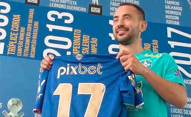 Everton Ribeiro recebeu a camisa 17 do Cruzeiro em homenagem feita na Toca II