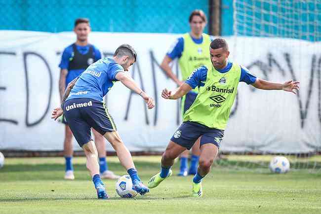 Jogadores do Grmio jogam sob presso devido  luta contra o rebaixamento 