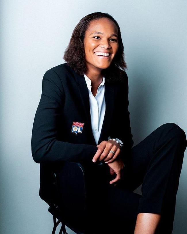 Wendie Renard, do Lyon-FRA, usou sua imagem para dizer: 'Que 2022 traga felicidade, sade, alegria e sucesso'