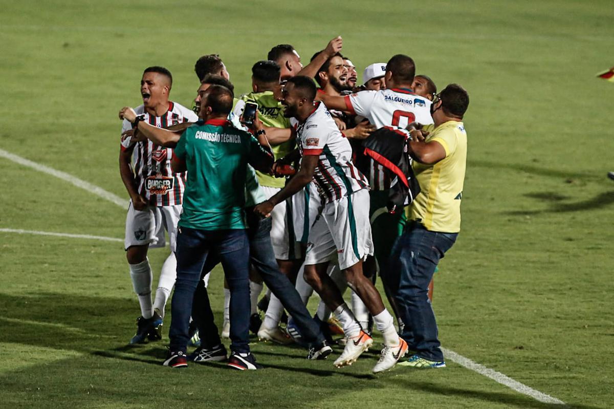 Após empatar em 0 a 0 contra o Santa Cruz, no Arruda, o Salgueiro bateu a Cobra Coral nos pênaltis e garantiu o primeiro título Estadual para o interior pernambucano