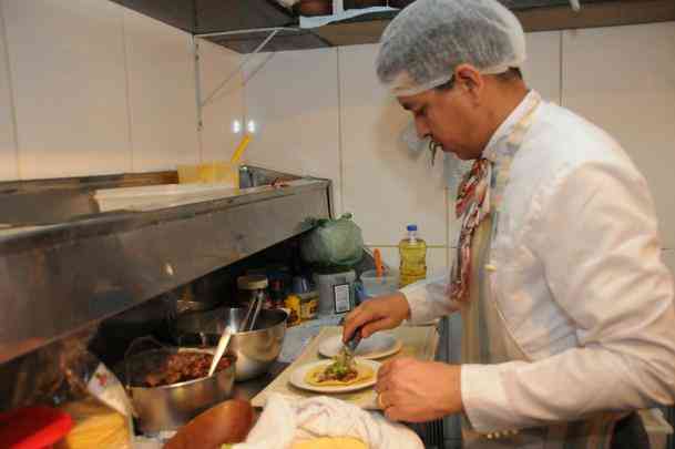 Marco Antonio Melndez Cornejo prepara os tacos servidos nesta segunda-feira