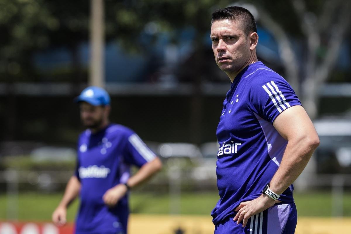 Fotos do primeiro treino do tcnico portugus Pepa no Cruzeiro