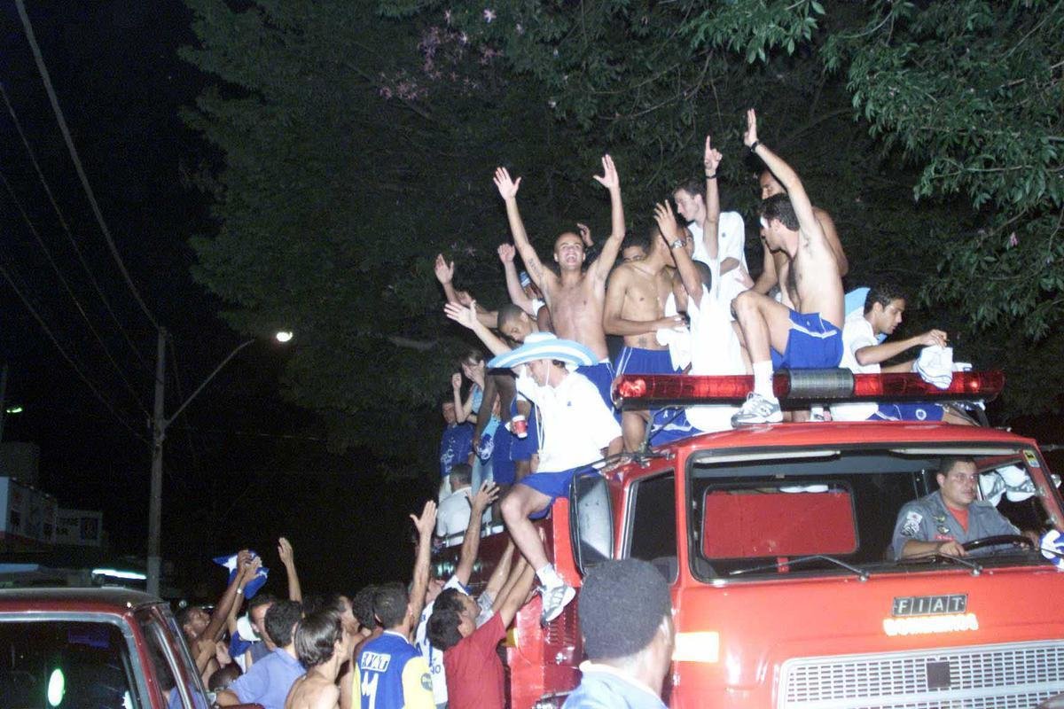 Em 2003, o Cruzeiro goleou a URT por 4 a 0 no Estdio Zama Maciel, em Patos de Minas, e confirmou o ttulo mineiro. Logo depois da partida, o elenco saiu em carro aberto pelas ruas da cidade e fez a festa da torcida celeste no interior de Minas.