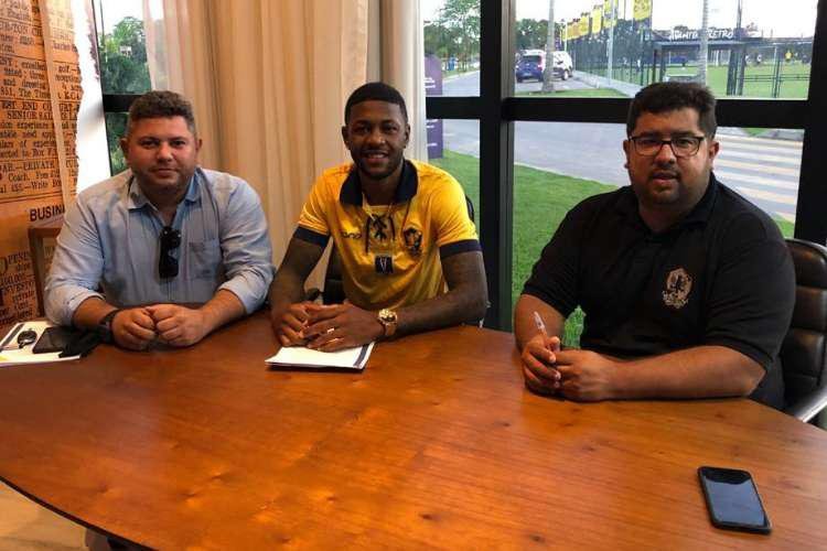 Diego Silva: Junto a Willian Simes e Rafael Dumas, a sada de Diego Silva foi a mais recente do Nutico. O defensor de 27 anos, ao contrrio dos seus dois companheiros, j arranjou um clube para desfilar o seu futebol: Retr. A equipe de Camaragibe acertou com o zagueiro para a temporada 2021, quando disputar a Srie D pela primeira vez na histria. Primeiro reforo do Retr, o contrato durar um ano e foi assinado menos de duas semanas aps a resciso com o Nutico.  