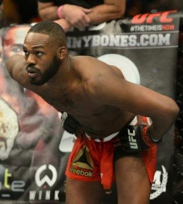 Jon Jones (bermuda vermelha) venceu Daniel Cormier por decisão unânime e manteve o cinturão