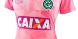 A camisa Outubro Rosa do Gois Esporte Clube apresenta grafismo inspirado nas esmeraldas, que podem ser visualizadas por meio dos efeitos geomtricos em tons de degrad de rosa.