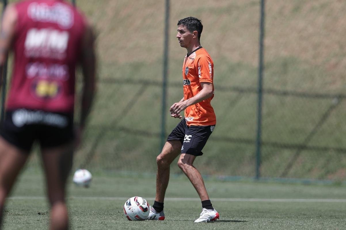 Com seriedade, mas tambm descontrao, o Atltico treinou sob sol forte na manh desta sexta-feira (21), na Cidade do Galo, em Vespasiano. Este foi o quinto dia de pr-temporada para o clube mineiro em 2022, sob o comando do tcnico argentino Antonio 'El Turco' Mohamed. Novas baixas, o volante Allan e o atacante Keno testaram positivo para COVID-19 e no participaram das atividades (ambos cumprem perodo de sete dias de isolamento social).