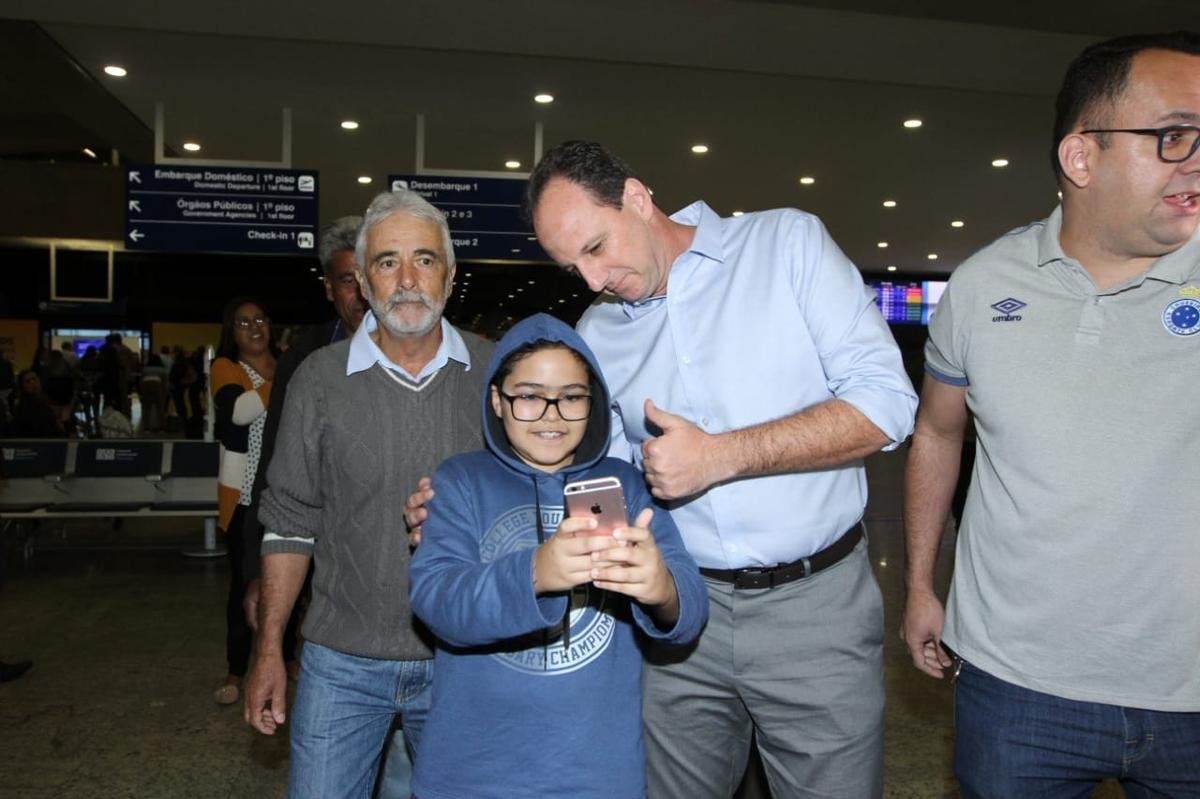Novo treinador do Cruzeiro, Rogério Ceni desembarcou em Confins na manhã desta terça-feira e recebeu apoio de torcedores