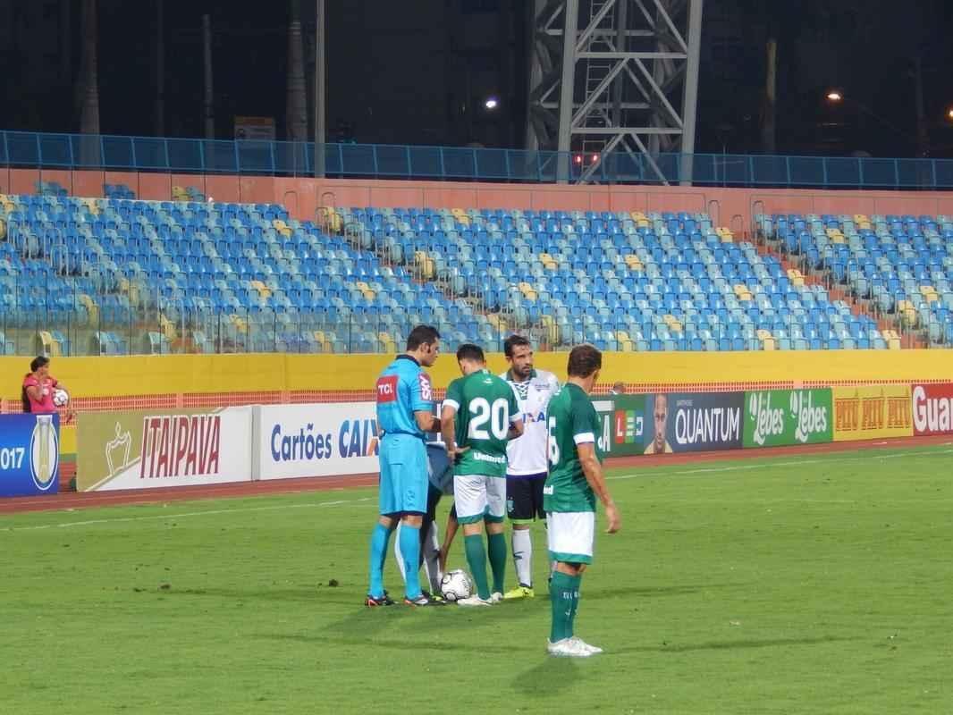 Imagens do duelo entre Gois e Amrica, com portes fechados no Estdio Olmpico