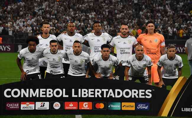 Jogadores do Corinthians perfilados para tirar fotografia antes de partida contra o Boca Juniors, pela Libertadores 
