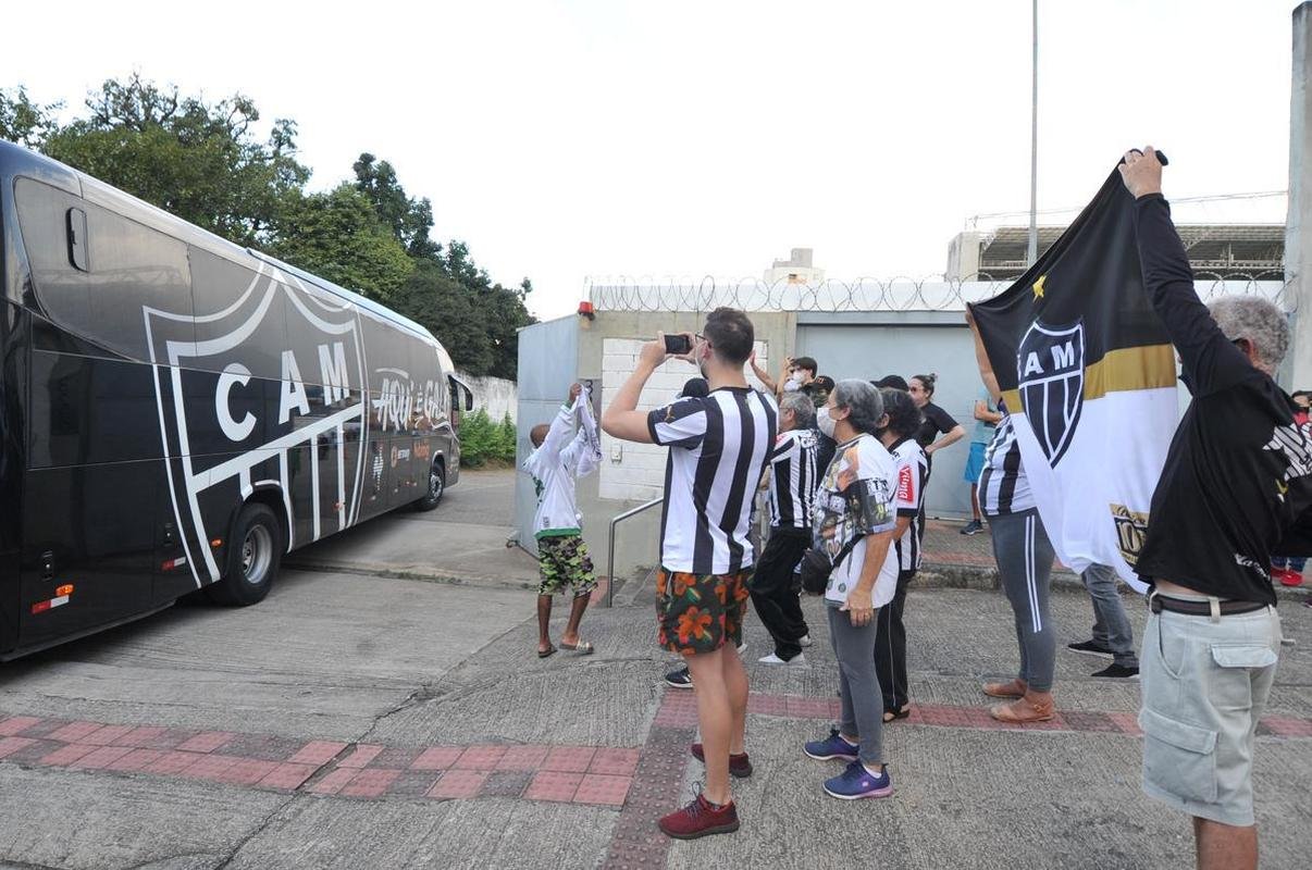 Chegadas de Amrica e Atltico ao Independncia para o jogo de ida da final do Campeonato Mineiro. Delegaes foram recebidas por alguns torcedores no Horto, em BH (Juarez Rodrigues/EM/D. A Press)