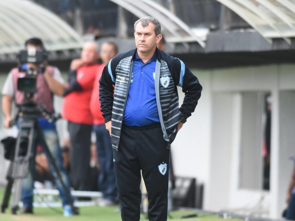 Cludio Tencati: Aps uma passagem de sete ano no Londrina, levando o time paranaense at a Srie B, Tencati j passou por Atltico/GO, Vitria e, novamente, pelo Londrina, seu ltimo clube, no fim do ano passado.