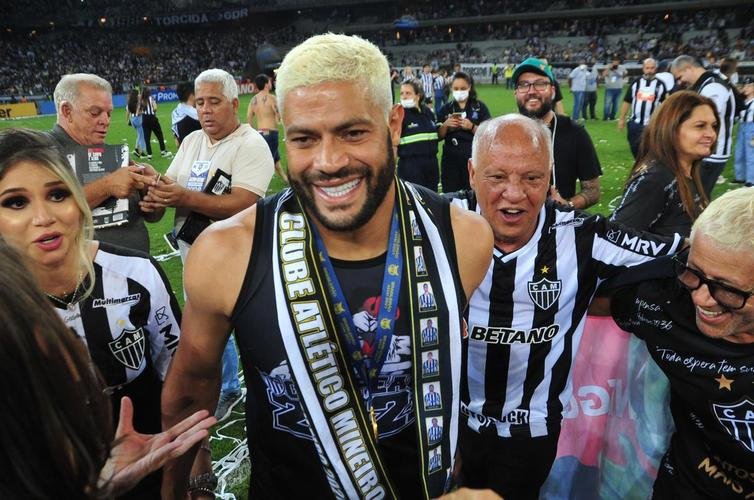 Atltico ergue a taa de campeo brasileiro e d a volta olmpica diante da torcida alvinegra, no Mineiro