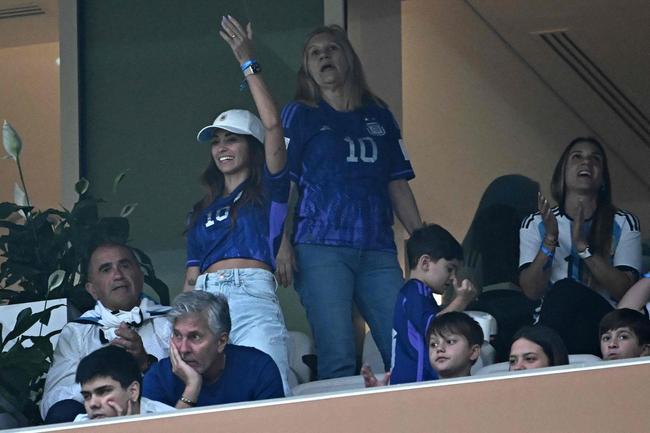 Famlia de Messi na final da Copa do Mundo, no Estdio Lusail: esposa Antonela Roccuzzo, filhos Thiago, Mateo e Ciro; me Celia Maria Cuccittini e pai, Jorge Messi
