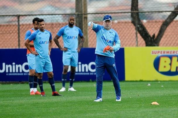Cruzeiro treinou na tarde desta segunda-feira, na Toca da Raposa II, e embarcou para Buenos Aires horas depois. Na quarta, time enfrenta o Boca Juniors, na Bombonera, pela Copa Libertadores. O meia Arrascaeta, com dores na coxa esquerda, no viajou com a delegao. Tambm ficaram em Belo Horizonte o meia Mancuello e o atacante Sass.