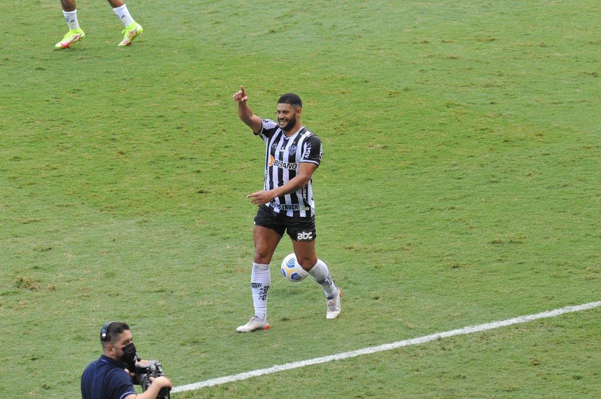 De pnalti, Hulk empata para o Atltico diante do Fluminense no Mineiro. Lance foi revisado pelo VAR
