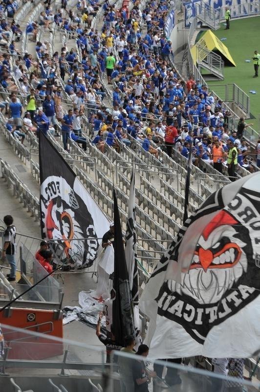Fotos da torcida do Cruzeiro no primeiro clssico da final do Mineiro, contra o Atltico, no Mineiro