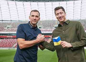 Ucraniano Andriy Shevchenko deu sua braçadeira ao capitão da Seleção Polonesa, o centroavante Robert Lewandowski