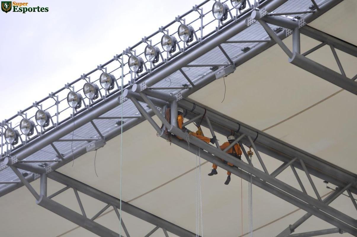 06/12/2012 - Instalao dos refletores. Reforma entra na parte dos detalhes, do acabamento final.