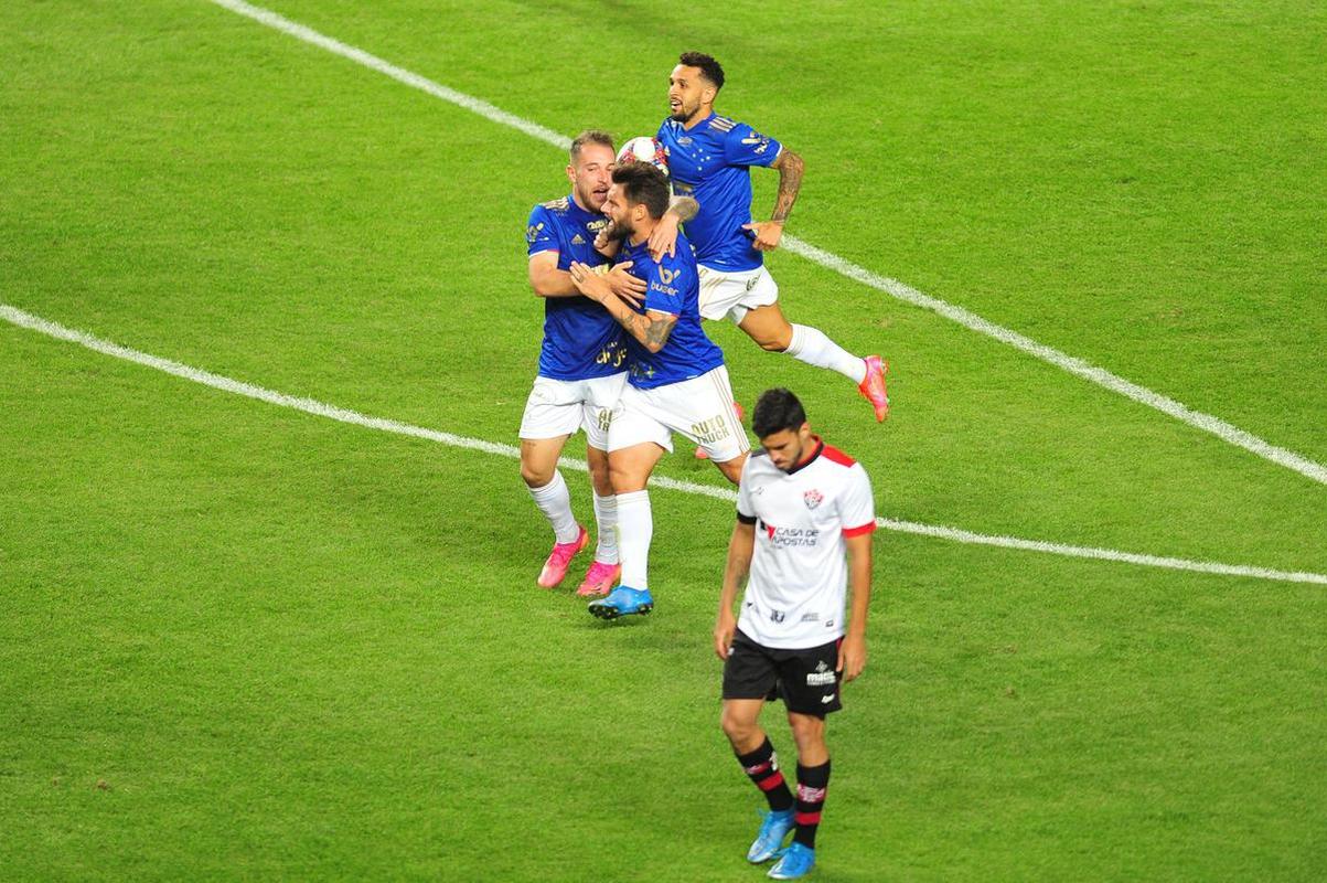Fotos do duelo entre Cruzeiro e Vitria, no Independncia, em Belo Horizonte, pela 17 rodada da Srie B do Campeonato Brasileiro