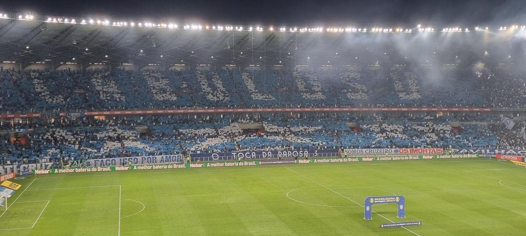 Cabuloso: torcida do Cruzeiro promove mosaico 3D com Ronaldo no Mineiro