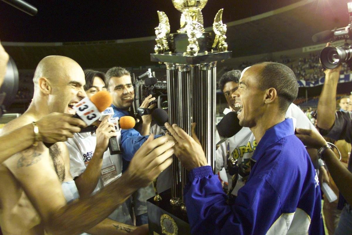 Ricardinho comemora com Cris a conquista da Copa Sul-Minas de 2002