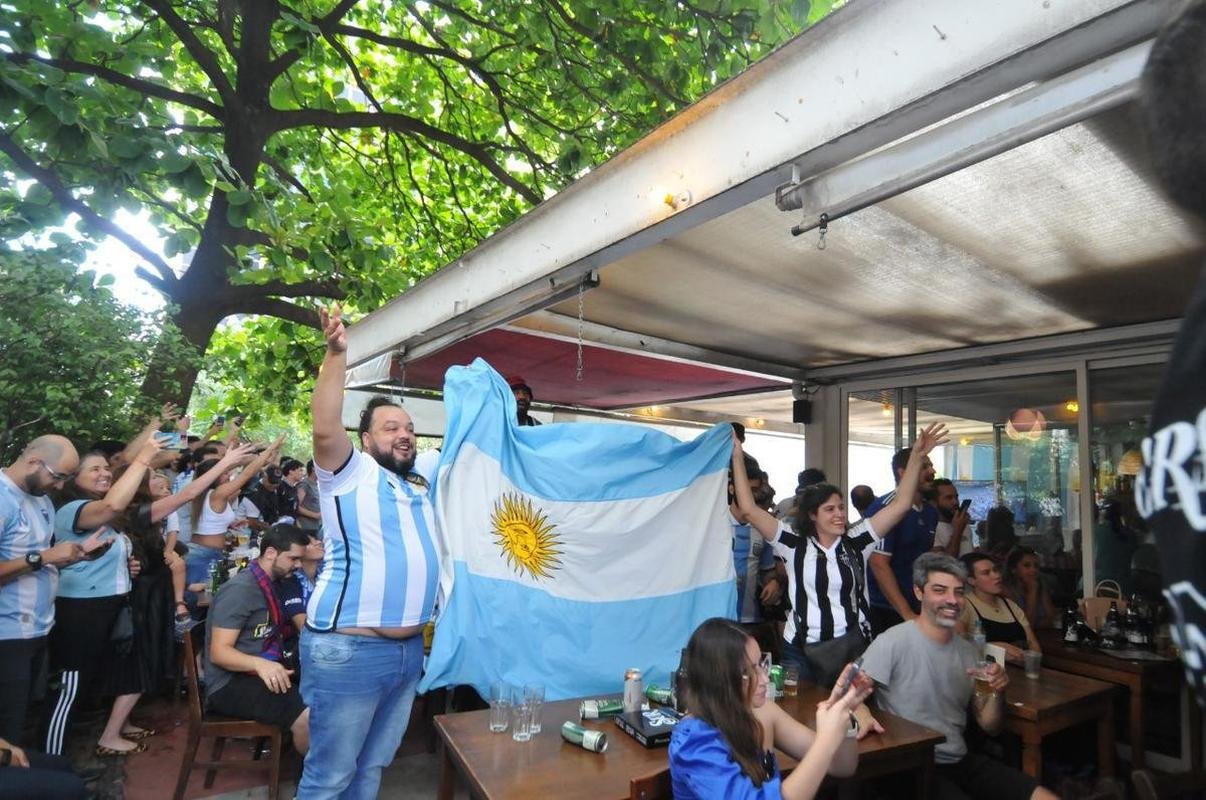 No restaurante Pizza Sur, em Belo Horizonte, comunidade argentina acompanhou a final da Copa do Mundo diante da Frana