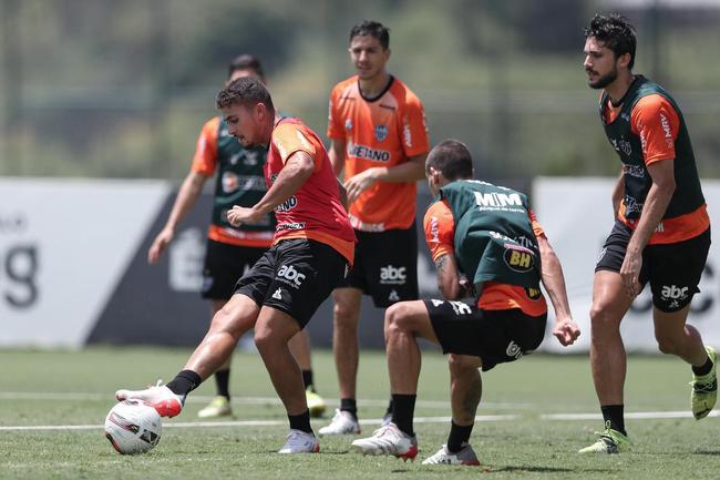 Com seriedade, mas tambm descontrao, o Atltico treinou sob sol forte na manh desta sexta-feira (21), na Cidade do Galo, em Vespasiano. Este foi o quinto dia de pr-temporada para o clube mineiro em 2022, sob o comando do tcnico argentino Antonio 'El Turco' Mohamed. Novas baixas, o volante Allan e o atacante Keno testaram positivo para COVID-19 e no participaram das atividades (ambos cumprem perodo de sete dias de isolamento social).