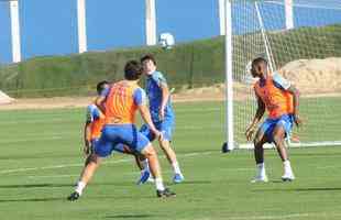 Cruzeiro fez nesta segunda-feira  tarde, na Toca da Raposa II, o ltimo treino em Belo Horizonte antes da partida contra o Internacional, quarta, no Beira-Rio, pela semifinal da Copa do Brasil. O tcnico Rogrio Ceni deve escalar Fbio; Edilson, Ded, Fabrcio Bruno (Leo) e Egdio (Dod); Henrique e Robinho; Marquinhos Gabriel; Thiago Neves e David; Pedro Rocha. Servindo  Seleo Colombiana, Orejuela est fora do jogo.