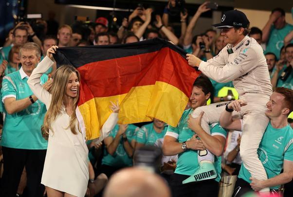 Festa de Nico Rosberg com o ttulo indito na Frmula 1; feito veio com segundo lugar em Abu Dhabi