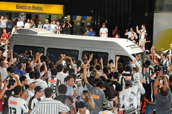 Diego Tardelli nos braos da torcida do Atltico, na chegada a Confins.
Atacante assinar contrato de quatro anos com o clube