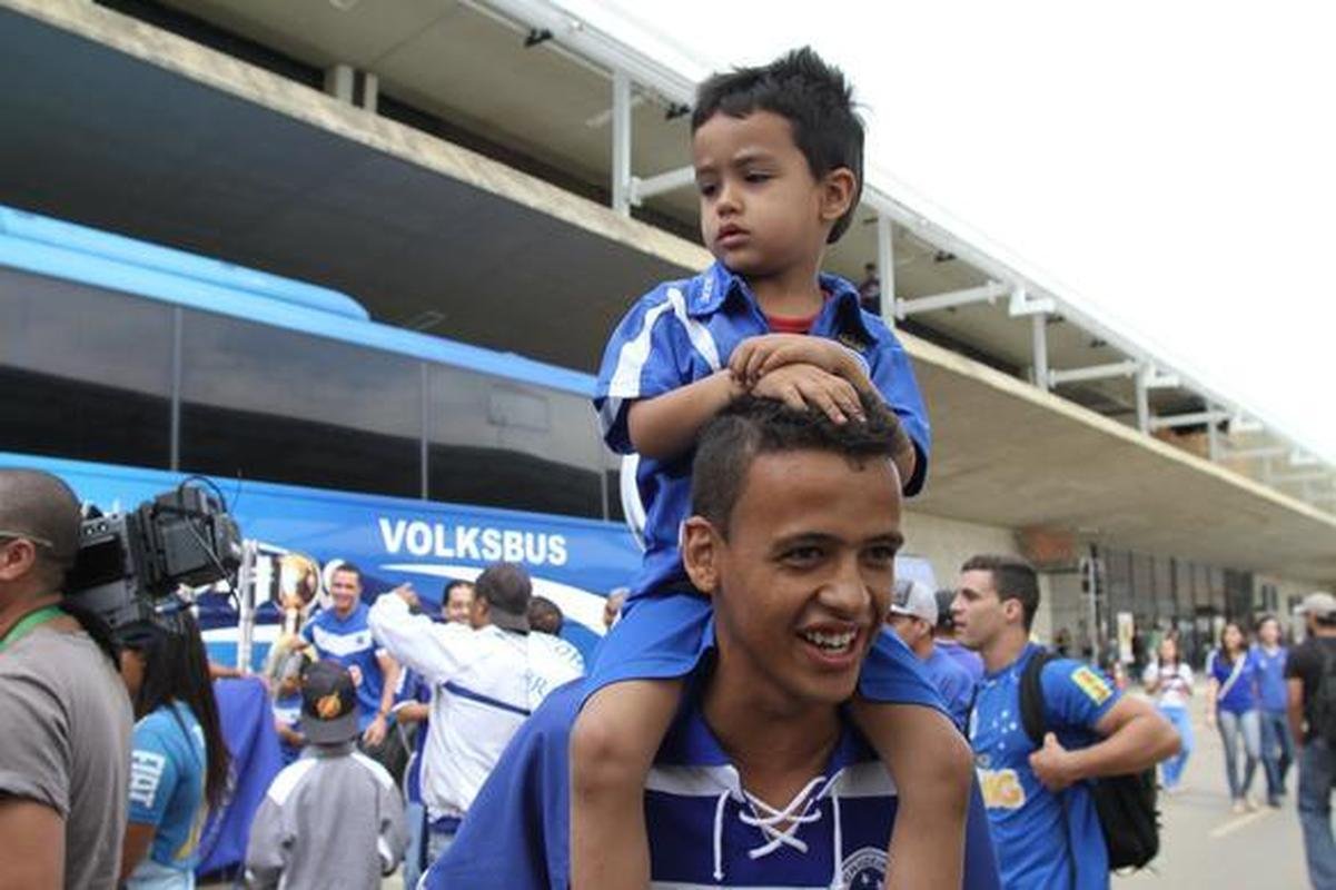 Na chegada ao Aeroporto de Confins, jogadores do Cruzeiro, campees brasileiros, fizeram festa com a torcida e at subiram no teto do nibus do clube