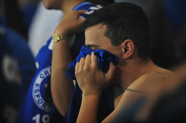 Torcida do Cruzeiro foi da esperana  decepo no Mineiro diante do River Plate
