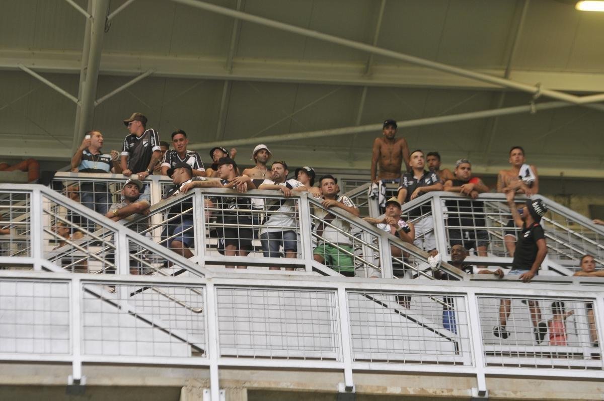 No primeiro tempo, Atltico abriu 3 a 1 no placar, com gols de Luan e Ricardo Oliveira (2)