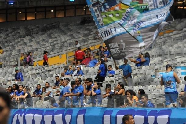 Torcedores do Cruzeiro e do Villa marcaram presena no Mineiro