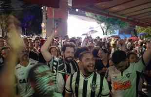 Atleticanos no Bar do Salomo, em BH, durante a final da Copa do Brasil contra o Athletico-PR.