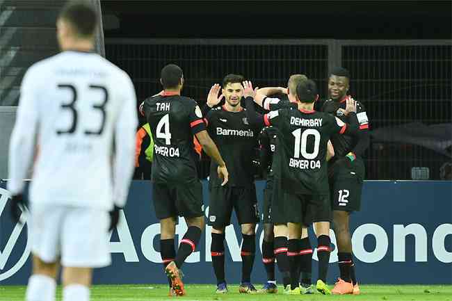 Atacante francs Diaby comemora com os companheiros o terceiro gol do Bayer Leverkusen