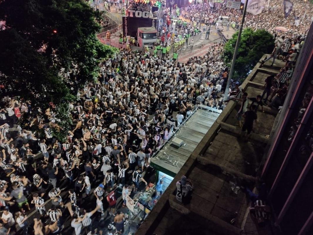 Trajeto da delegao do Atltico entre a Pampulha e a Praa Sete, no Centro de BH, onde fez carnaval com a torcida ao som do cantor baiano Bell Marques
