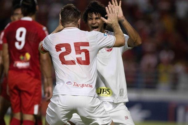 Luanderson abriu o placar pala o N�utico ainda no primeiro tempo do jogo, no Rei Pel�. O CRB virou, fez 2 a 1, mas o N�utico buscou o resultado com gols de Jorge Henrique e Jean Carlos, que marcou o terceiro de falta j� nos acr�scimos.