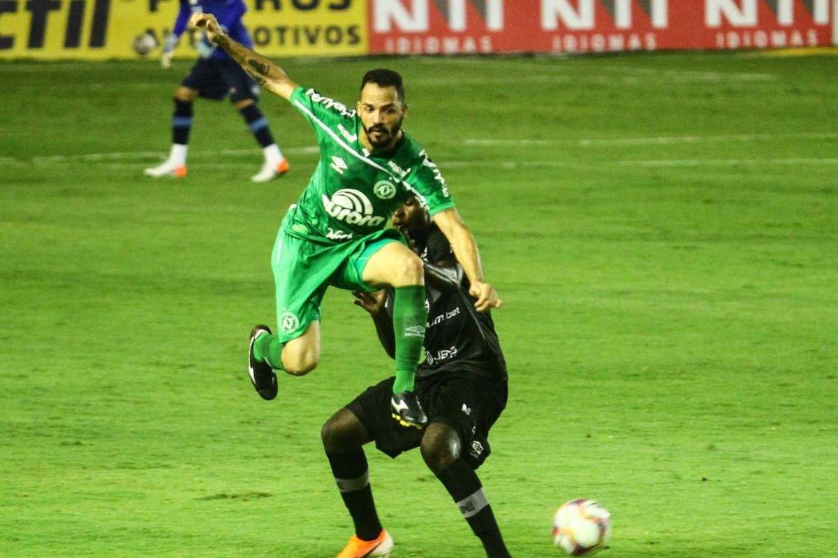 Pela primeira vez, Nutico e Chapecoense se enfrentaram em um jogo oficial. Alm do adversrio, outro detalhe chamou a ateno: o Timbu usou de maneira indita um uniforme preto durante a primeira etapa da partida. 