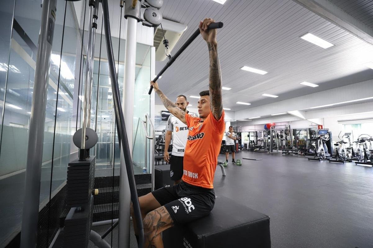Nesta tera-feira (18), o Atltico realizou o segundo dia de trabalhos na pr-temporada 2022. Novamente com trabalhos fsicos, os atletas fizeram atividades na academia e tambm de corrida nos campos da Cidade do Galo, em Vespasiano. Ausncia, o atacante Jefferson Savarino busca solucionar burocracias para retornar da Venezuela e se juntar ao grupo alvinegro.