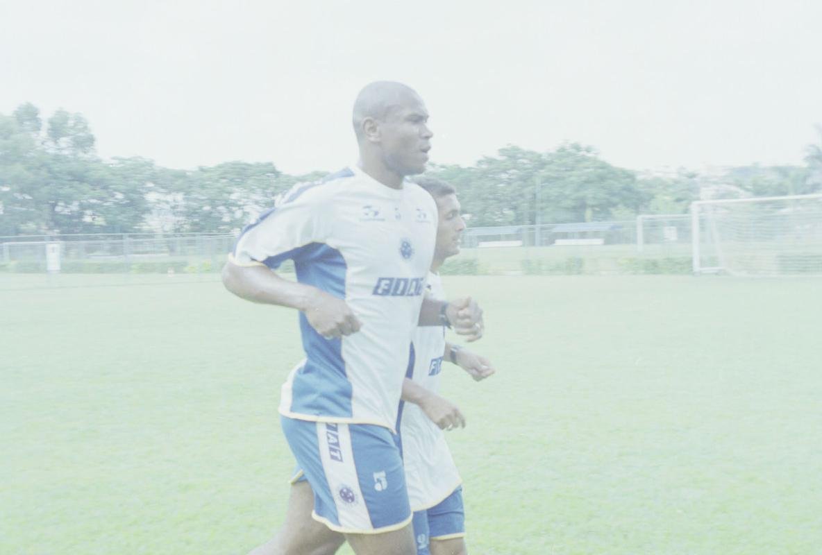 Fotos do zagueiro Joo Carlos em suas passagens pelo Cruzeiro, entre 1996 e 2001