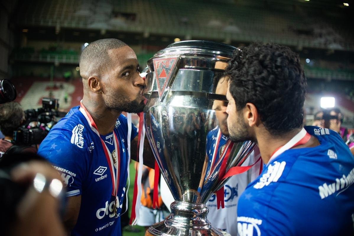 Leo e o companheiro de zaga Ded beijam a taa do Campeonato Mineiro de 2019, vencido sobre o Atltico