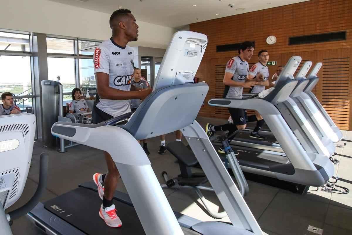 Sem tempo para lamentar os pontos deixados para trs no Rio de Janeiro, nesta segunda-feira, o Atltico fez seu primeiro treino na preparao visando o confronto contra o Santos pela 13 rodada do Campeonato Brasileiro. Ainda na capital fluminense, os jogadores do Galo tiveram uma atividade regenerativa na academia do hotel em que a delegao alvinegra ficou hospedada. O grupo atleticano chega a Belo Horizonte no fim desta tarde e, na tera, faz o ltimo treino antes do duelo contra o Peixe, s 19h30 de quarta, no Independncia.